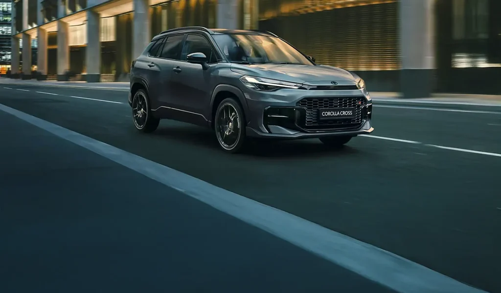 toyota corolla cross grigio scuro che corre su strada