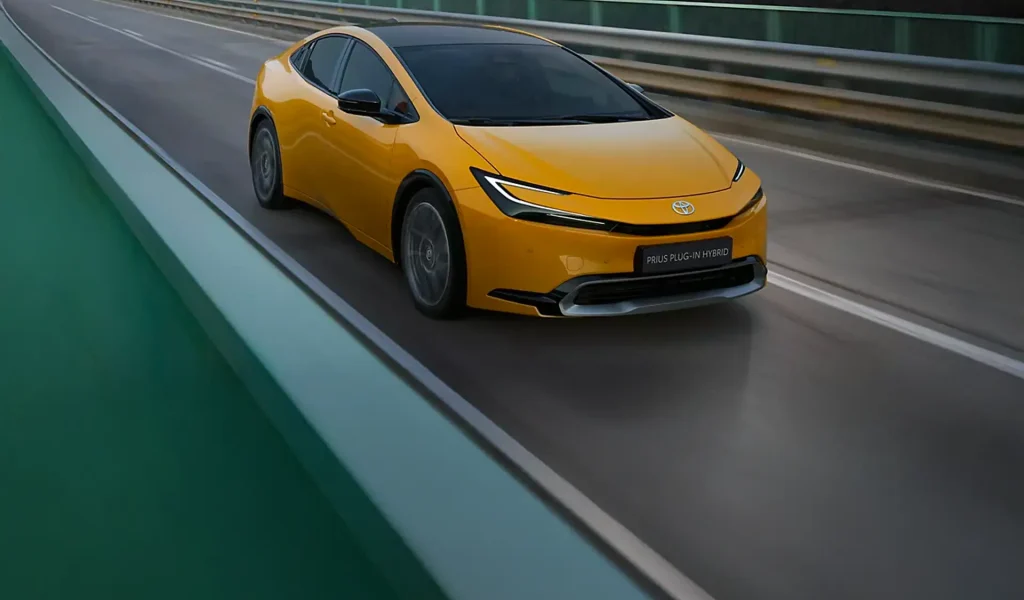 toyota prius gialla che corre su strada