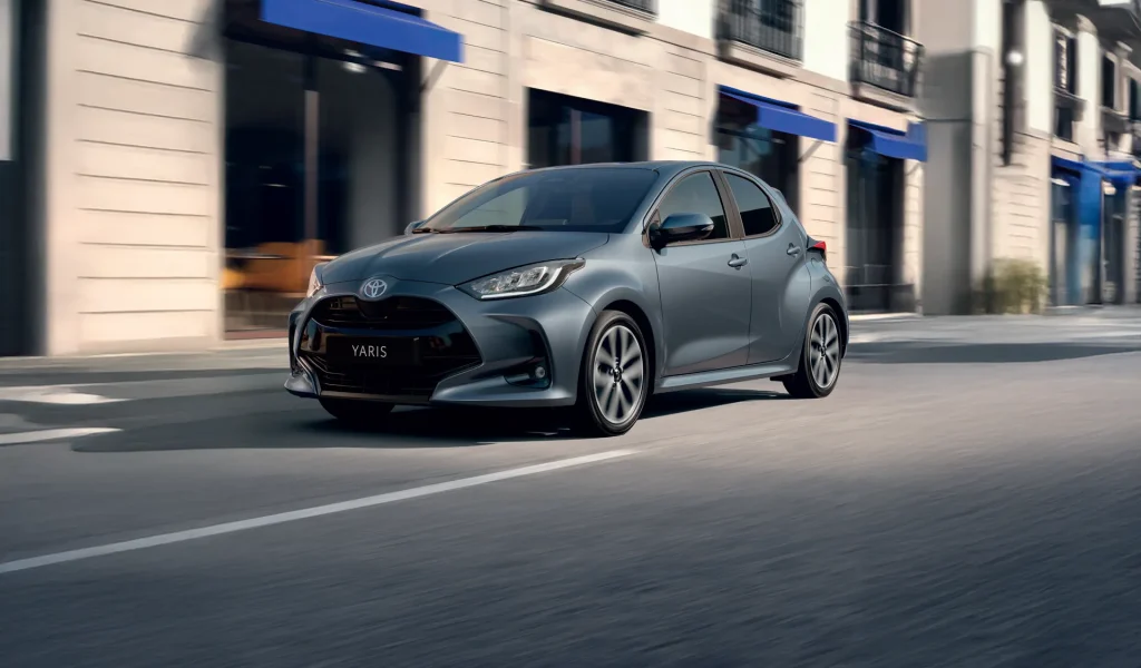 Toyota Yaris parcheggiata in città